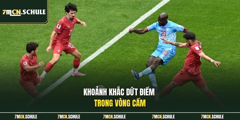 Khoảnh khắc dứt điểm trong vòng cấm